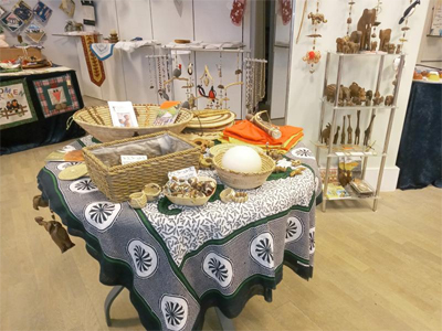 Neuer Verkauf von Kunsthandwerk der San von Ombili