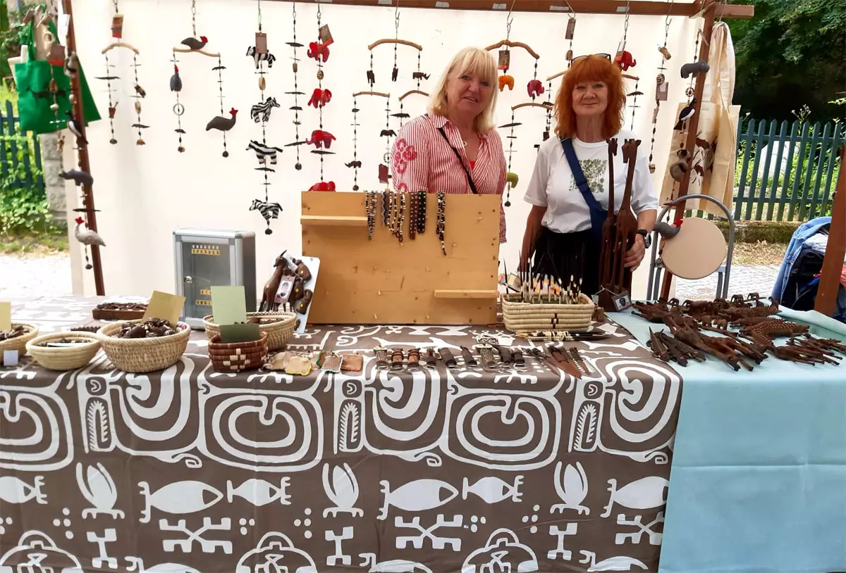 Ombili- Kunsthandwerk beim Open-Air- Kunstmarkt in Wandlitz