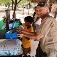 Barbara Stein und ihr Patenkind beim Auspacken der Geschenke