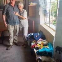 Barbara und Thomas Stein mit den übergebenen Sachen